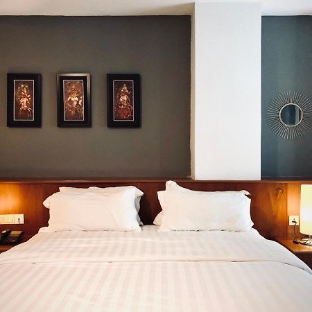 Point Boutique Hotel Пномпень Экстерьер фото