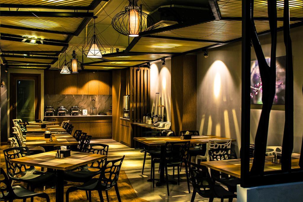 Point Boutique Hotel Пномпень Экстерьер фото