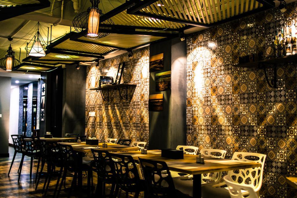Point Boutique Hotel Пномпень Экстерьер фото